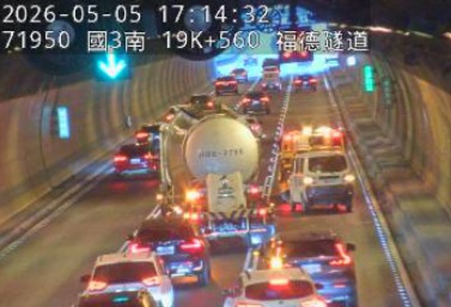 台灣新聞通訊社-快訊》國3南向福德隧道「2自小追撞」占外線 下班車潮塞爆