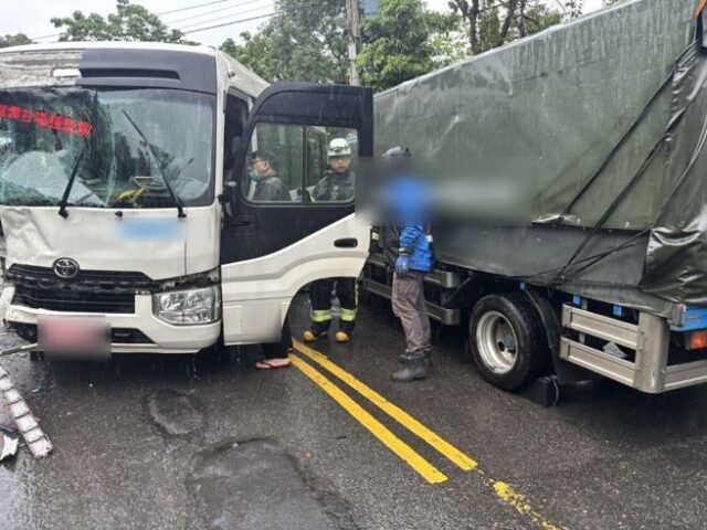台灣新聞通訊社-快訊》新店重大車禍！ 砂石車翻覆撞上社區巴士   8人受傷送醫