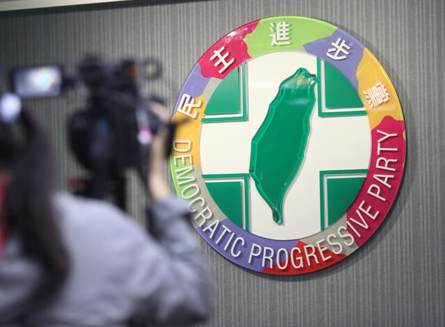 台灣新聞通訊社-不爽賴清德？詹江村PO出2人選舉看板酸：民進黨茶壺風暴正在滾的冒泡