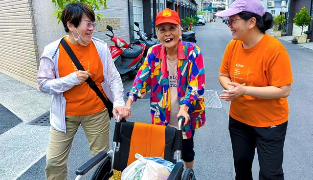 台灣新聞通訊社-柬埔寨奶奶來台30年首收康乃馨 74歲臥床嬤重新站起來