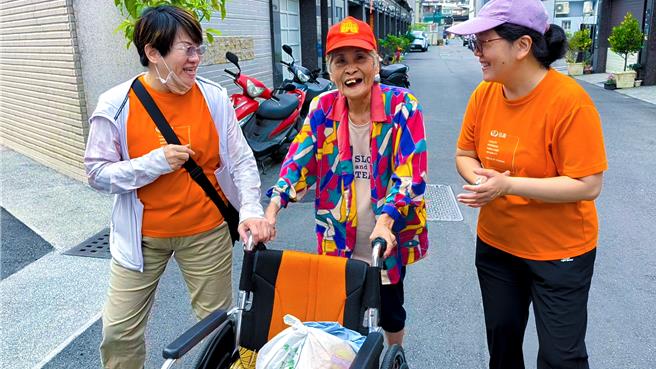 台灣新聞通訊社-柬埔寨奶奶來台30年首收康乃馨 74歲臥床嬤重新站起來
