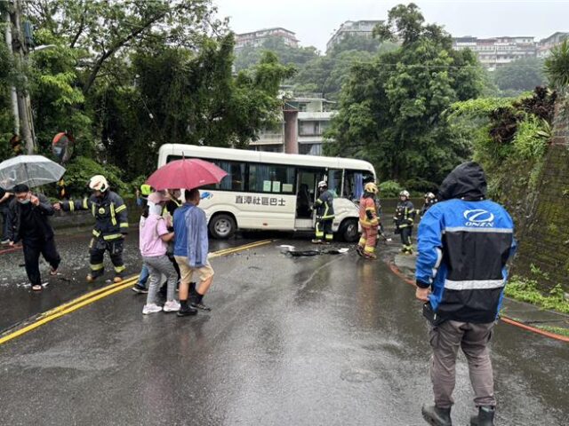 台灣新聞通訊社-砂石車疑煞車失靈翻覆 波及新店社區巴士8人輕傷