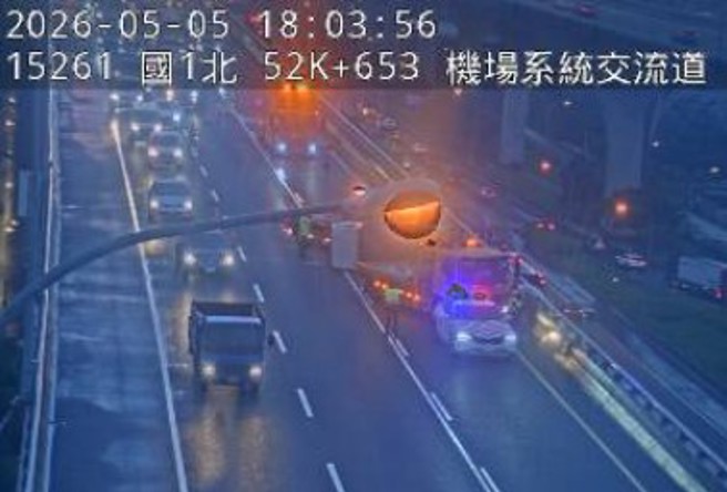 台灣新聞通訊社-快訊》五楊高架3小客車追撞 占用中內線車流一度回堵