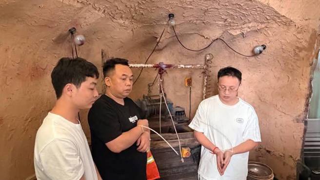 台灣新聞通訊社-公寓藏「地下金礦」！4陸男直播騙境外投資 柬警破門驚呆