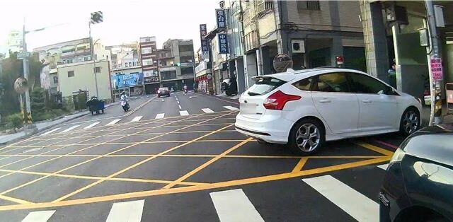 台灣新聞通訊社-這裡不是停車場！彰化男喝到爛醉橫停大馬路50分鐘
