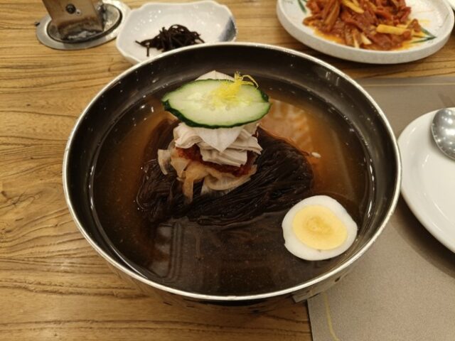 台灣新聞通訊社-大陸探店》當年「文金會」就吃這一碗 開箱北京玉流館韓式冷麵
