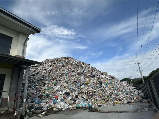 台灣新聞通訊社-埔里廚餘停收釀鼠患！清潔隊、環保局互推 垃圾山堆萬噸無處去