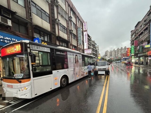 台灣新聞通訊社-北市廂型車擦撞公車佔道  東湖路交通一度受阻
