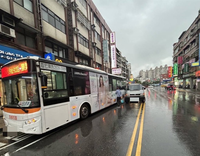 台灣新聞通訊社-北市廂型車擦撞公車佔道 東湖路交通一度受阻