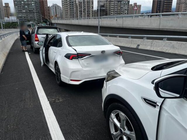 台灣新聞通訊社-淡江大橋通車後「首起連環車禍」　疑未保持距離釀3車追撞