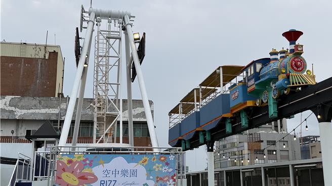 台灣新聞通訊社-才回歸就出事！高雄大立空中樂園小火車門零件掉落 砸傷1男