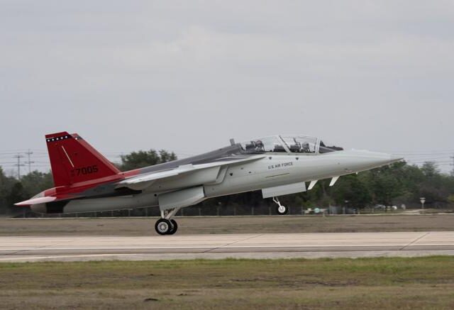 台灣新聞通訊社-T-7A紅鷹戰機獲准量產！ 美空軍迎新一代教練機