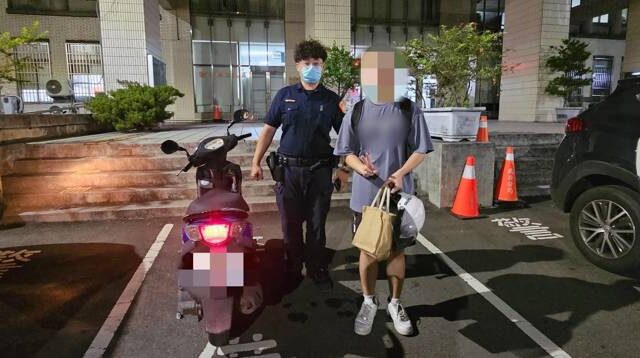 台灣新聞通訊社-爽玩3天回台中「機車罷工」！ 深夜推車2公里暖警神救援