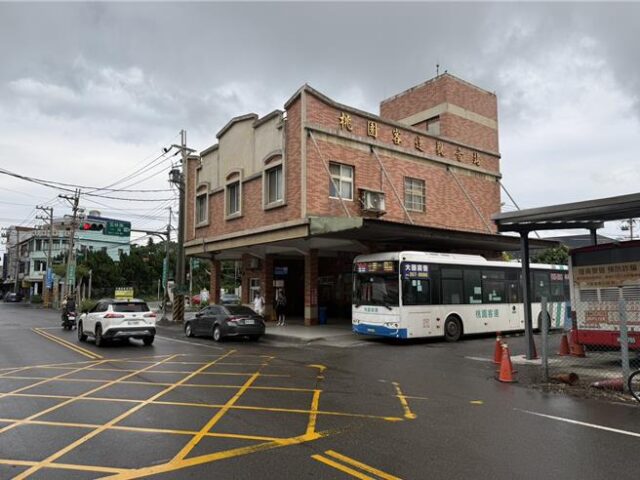 台灣新聞通訊社-桃園偏鄉公車遇幽靈車成地方日常 交通局更新269座科技站牌