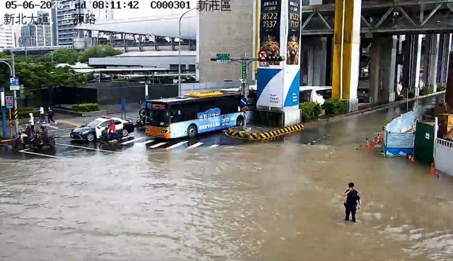台灣新聞通訊社-快訊》上班族崩潰！新北大道、思源路口「水管爆裂」淹沒路面  交通大打結