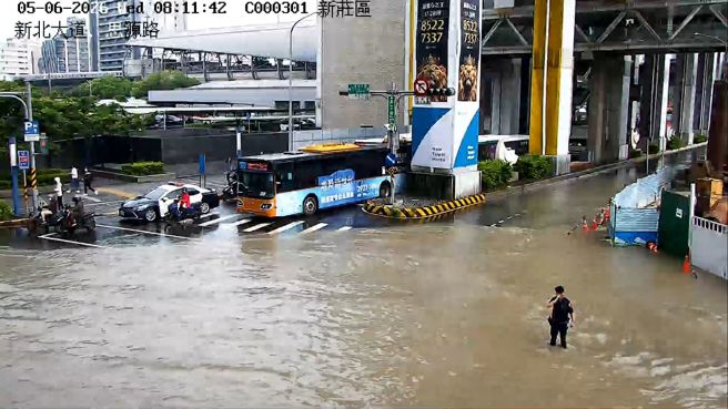 台灣新聞通訊社-快訊》上班族崩潰！新北大道、思源路口「水管爆裂」淹沒路面 交通大打結
