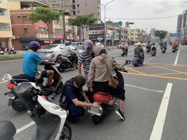 台灣新聞通訊社-夫妻雙載半路後輪卡死停路中！竟是「裙襬搖搖」惹禍