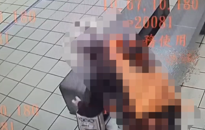 台灣新聞通訊社-5萬現金背袋遺落捷運月台！「貪心尼姑」竟拎走 破戒過程全被拍