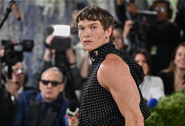 台灣新聞通訊社-《烈愛對決》男主登上Met Gala！Connor Storrie透視薄紗＋高腰剪裁超辣