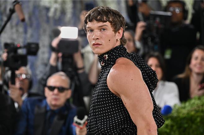 台灣新聞通訊社-《烈愛對決》男主登上Met Gala！Connor Storrie透視薄紗＋高腰剪裁超辣
