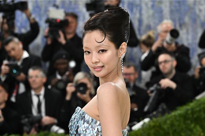台灣新聞通訊社-Met Gala》Jennie人魚造型＋一句BLACKPINK全場暴動
