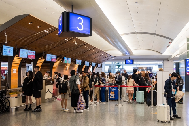 台灣新聞通訊社-國籍航空5月不漲價 旅遊達人鬆口氣：再漲我都要國旅了