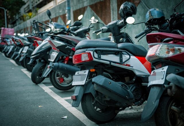 台灣新聞通訊社-車修好停車行門口慘遭毒蟲撞爛！律師曝「誰該賠」關鍵