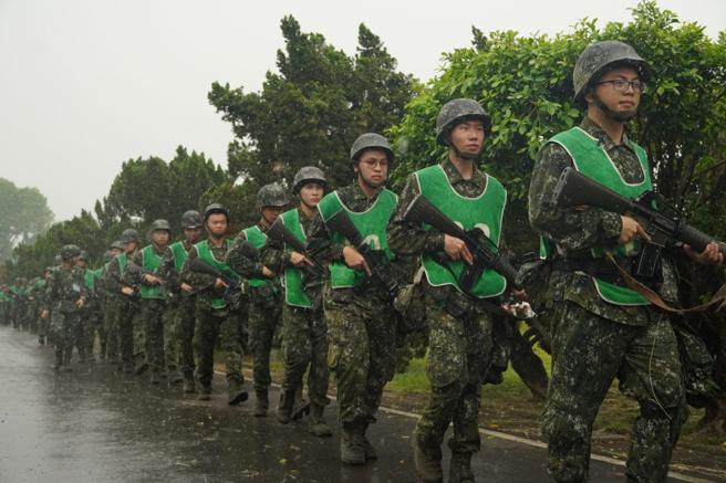 台灣新聞通訊社-101旅步5營10公里戰術行軍 鍛鍊堅強意志