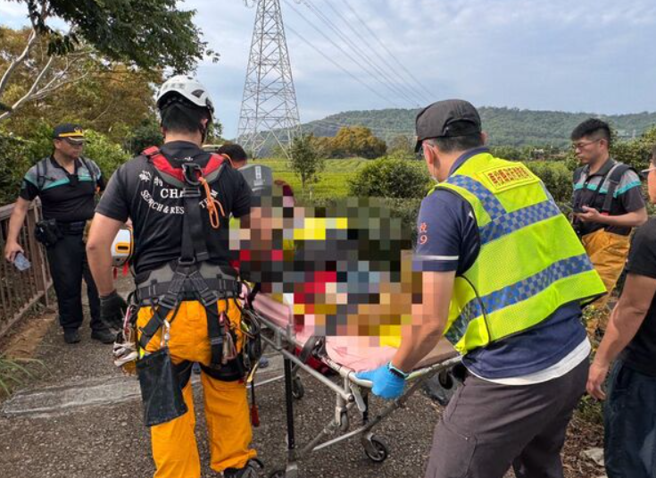 台灣新聞通訊社-母親節前夕憾事！阿嬤撿垃圾墜52米深谷亡 消防志工兒尋獲崩潰