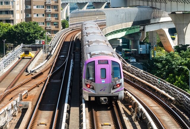台灣新聞通訊社-桃捷上班尖峰延誤發車 通勤族塞爆月台「罰站20分鐘」