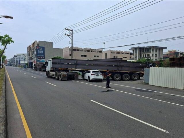 台灣新聞通訊社-高雄轎車連環撞「插入曳引車底」 男駕駛無生命跡象送醫