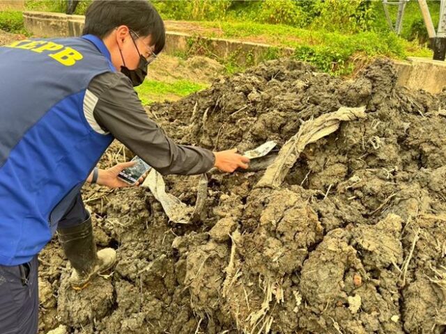 台灣新聞通訊社-農牧地亂倒1300噸水溝爛泥    里港鄉代、包商全遭起訴