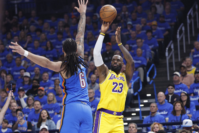 台灣新聞通訊社-NBA》詹姆斯飆27分仍慘敗 雷霆次輪拔頭籌 湖人晉級難度增