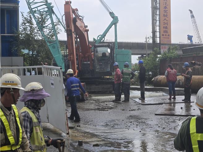 台灣新聞通訊社-新莊新北大道再爆誤挖水管 通勤尖峰大積水 侯友宜回應了