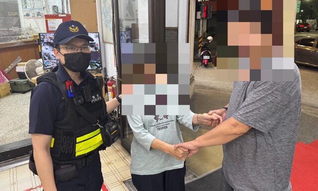 台灣新聞通訊社-愛心手鍊救了她！失智嬤深夜街頭迷途 暖警助平安歸