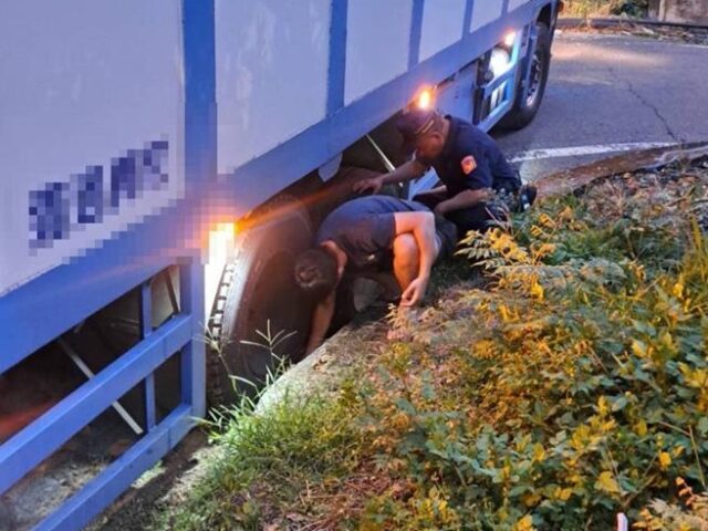 台灣新聞通訊社-導航誤導闖山徑 大型物流車受困那瑪夏警民聯手救援