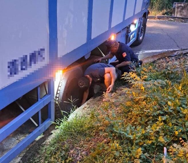 台灣新聞通訊社-導航誤導闖山徑 大型物流車受困那瑪夏警民聯手救援