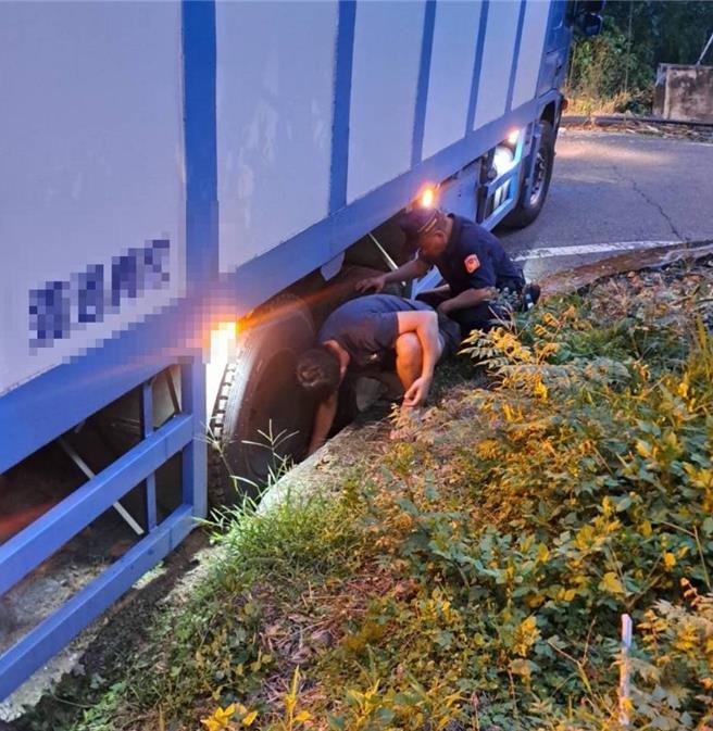 台灣新聞通訊社-導航誤導闖山徑 大型物流車受困那瑪夏警民聯手救援