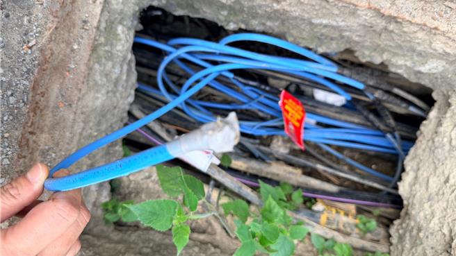 台灣新聞通訊社-高雄鳳仁路側溝變地下機房？塞滿纜線集線盒恐是淹水元凶