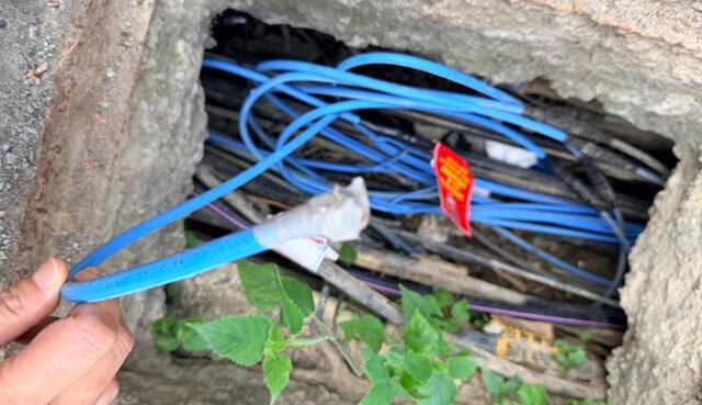 台灣新聞通訊社-高雄鳳仁路側溝變地下機房？塞滿纜線集線盒恐是淹水元凶
