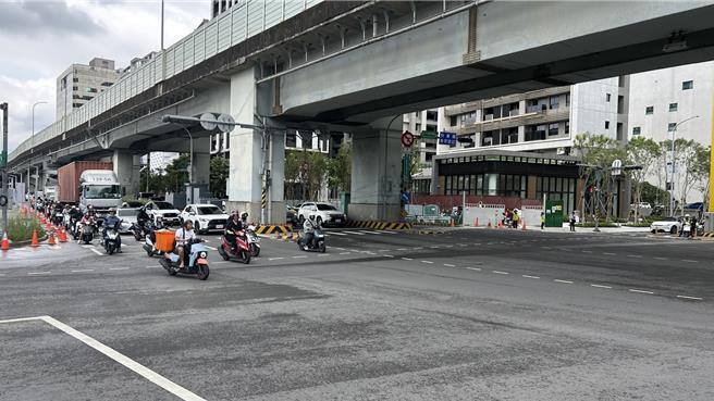 台灣新聞通訊社-新莊施工誤鑽水管釀積水！新北大道恢復通行 五工路搶修中
