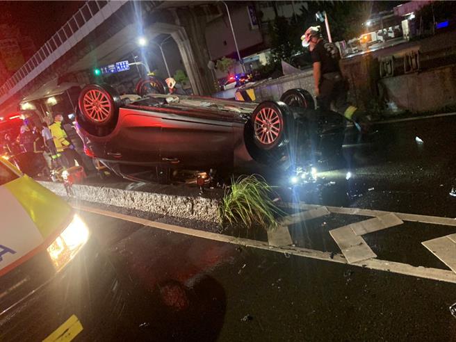 台灣新聞通訊社-新莊翻車！男子酒駕自撞橋墩休旅車四輪朝天 酒測高達0.74