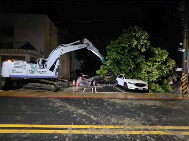 台灣新聞通訊社-苗栗大雨！苑裡圖書館前榕樹倒塌   壓毀1汽車2機車