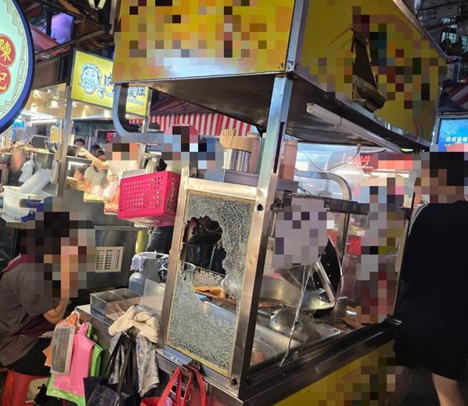 台灣新聞通訊社-疑不滿遭責罵！三重男持球棒猛砸母夜市攤位 警逮人送辦