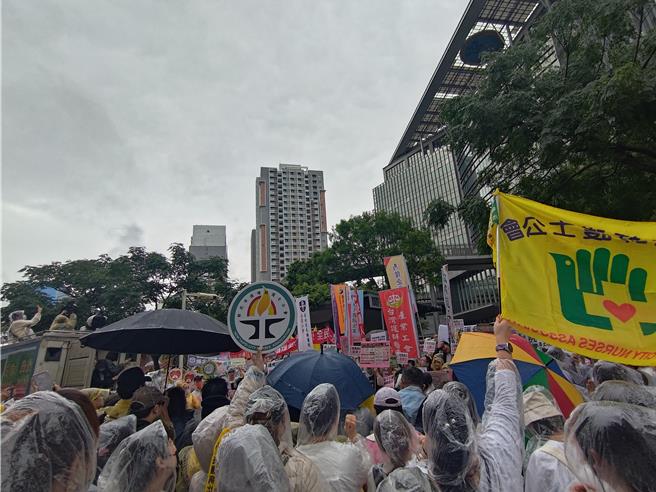 台灣新聞通訊社-三班護病比草案仍採「全月平均」護理工會怒：衛福部繼續騙人