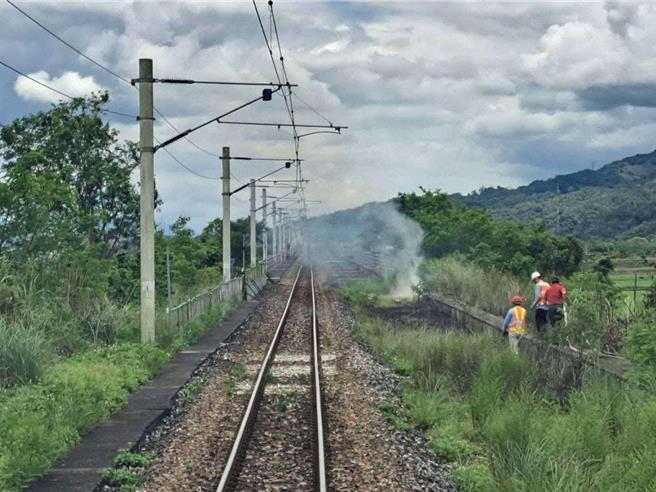 台灣新聞通訊社-台鐵自強號花蓮段遇火警停駛 列車倒退回三民站致延誤