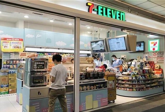 台灣新聞通訊社-超商「超巨大雞排」不到70元！千人狂讚完勝路邊攤：一次掃30片