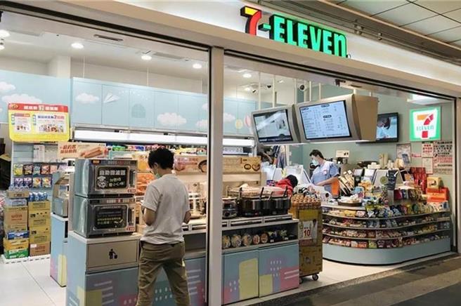 台灣新聞通訊社-超商「超巨大雞排」不到70元！千人狂讚完勝路邊攤：一次掃30片