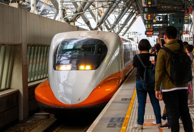台灣新聞通訊社-高鐵最致命問題 乘客上車傻眼：買對號座卻站整路