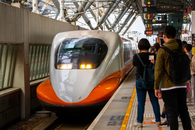 台灣新聞通訊社-高鐵最致命問題 乘客上車傻眼：買對號座卻站整路